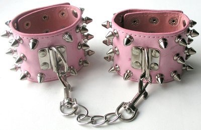 Тяжелые наручники Notabu BDSM с металлическими шипами, иск/лак, розовые, 5,5х24,5см