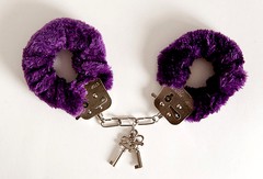 Металлические наручники Toyfa с мехом, фиолетовые
