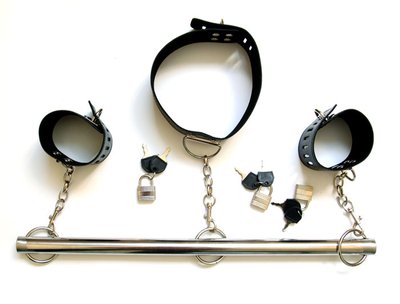 Ошейник и наручники на металлической распорке, застежка замок