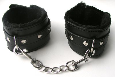 Черные наручники Notabu BDSM с мехом