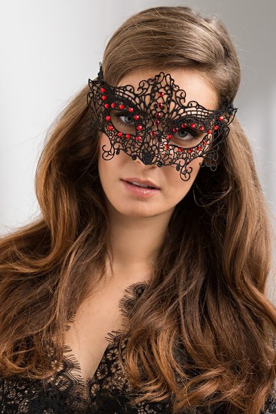 Роскошная кружевная маска на глаза Mia-Mella, черная с красными стразами