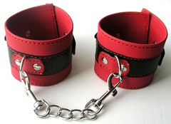Красно-черные наручники Notabu BDSM на цепочке