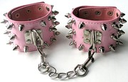 Тяжелые наручники Notabu BDSM с металлическими шипами, иск/лак, розовые, 5,5х24,5см