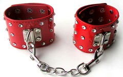 Красные наручники Notabu BDSM с крупными стразами