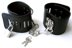 Черные наручники Notabu BDSM с замочками