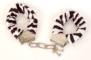 Легкие металлические наручники Toyfa с мехом, черно-белая зебра