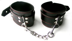 Черные наручники Notabu BDSM на цепочке