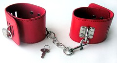 Красные наручники Notabu BDSM с замочками