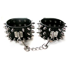 Тяжелые оковы Notabu BDSM с металлическими шипами, иск/лак, черные, 5,5х28,5см