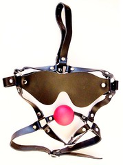 Черная маска на глаза с красным кляпом Notabu BDSM, иск/кожа
