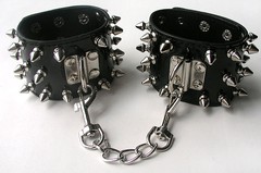 Тяжелые наручники Notabu BDSM с металлическими шипами, иск/лак, черные, 5,5х24,5см