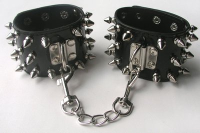 Тяжелые наручники Notabu BDSM с металлическими шипами, иск/лак, черные, 5,5х24,5см