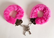 Металлические наручники мехом Toyfa, розовые