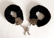 Металлические наручники Toyfa с мехом, черные