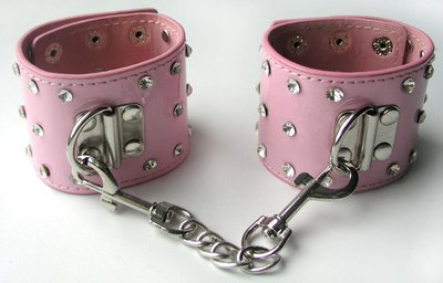 Наручники Notabu BDSM с крупными стразами, иск/лак, светло-розовые, 5,5х24,5см