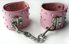 Наручники Notabu BDSM с крупными стразами, иск/лак, светло-розовые, 5,5х24,5см