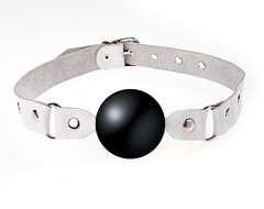 Кляп Sitabella® BDSM на ремешке из белой кожи, d-4см