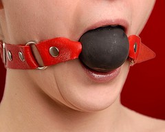 Кляп Sitabella® BDSM на ремешке из красной кожи, d-4см