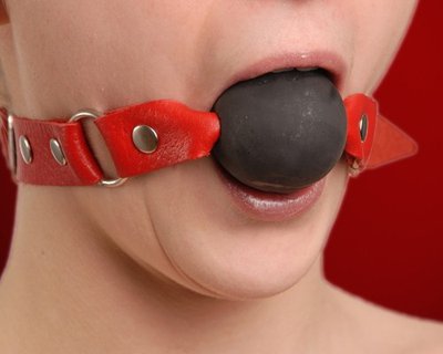 Кляп Sitabella® BDSM на ремешке из красной кожи, d-4см