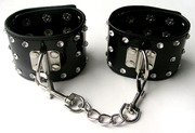Чёрные наручники Notabu BDSM с крупными стразами