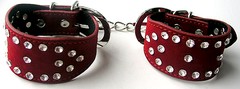 Велюровые наручники Notabu BDSM с большими стразами, бордовые, 4х17,5-23,5см