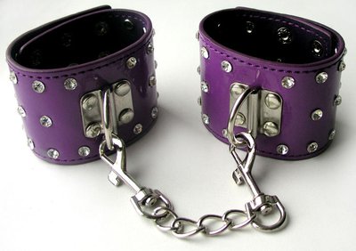 Наручники Notabu BDSM с крупными стразами, иск/лак, фиолетовые, 5,5х24,5см