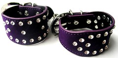 Велюровые наручники Notabu BDSM с большими стразами, фиолетовые, 4х17,5-23,5см